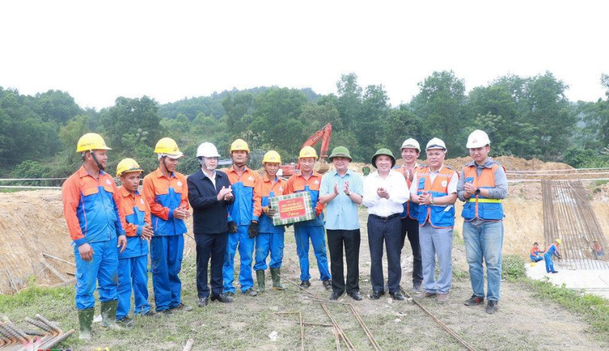 Bí thư tỉnh ủy Thái Thanh Quý tặng quà công nhân thi công