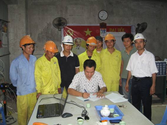 Đại diện các Đội thi công ký kết giao ước thi đua tại Công trình Xây lắp điện, nước Viện bỏng Trung ương