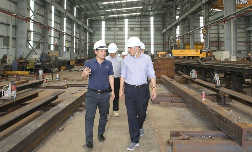Chủ tịch EVN Đặng Hoàng An (phải) và đoàn công tác kiểm tra tình hình cung cấp cột thép của nhà thầu Việt Vương.jpg