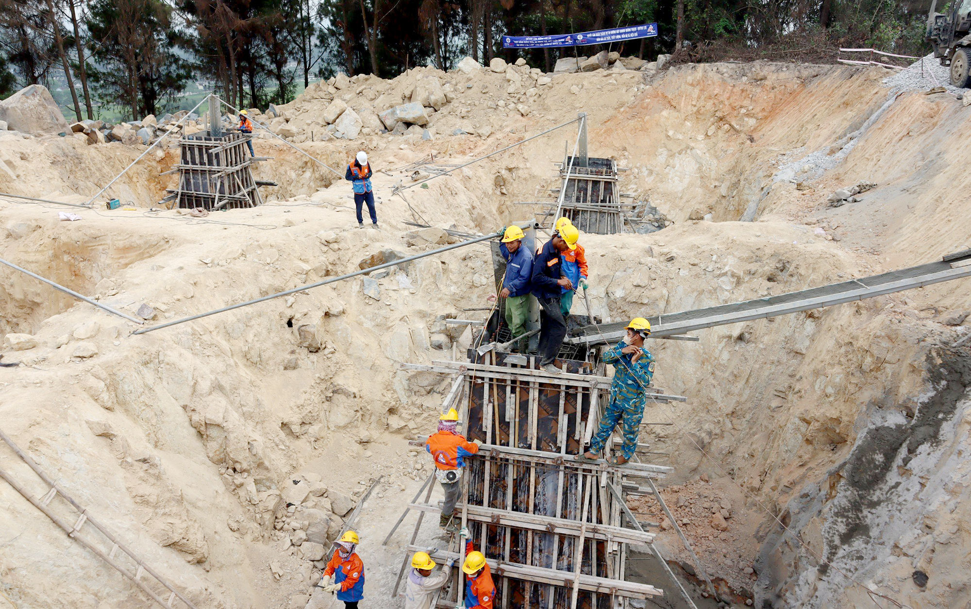 Công nhân, phương tiện tập trung thi công trên địa bàn huyện Nghi Lộc