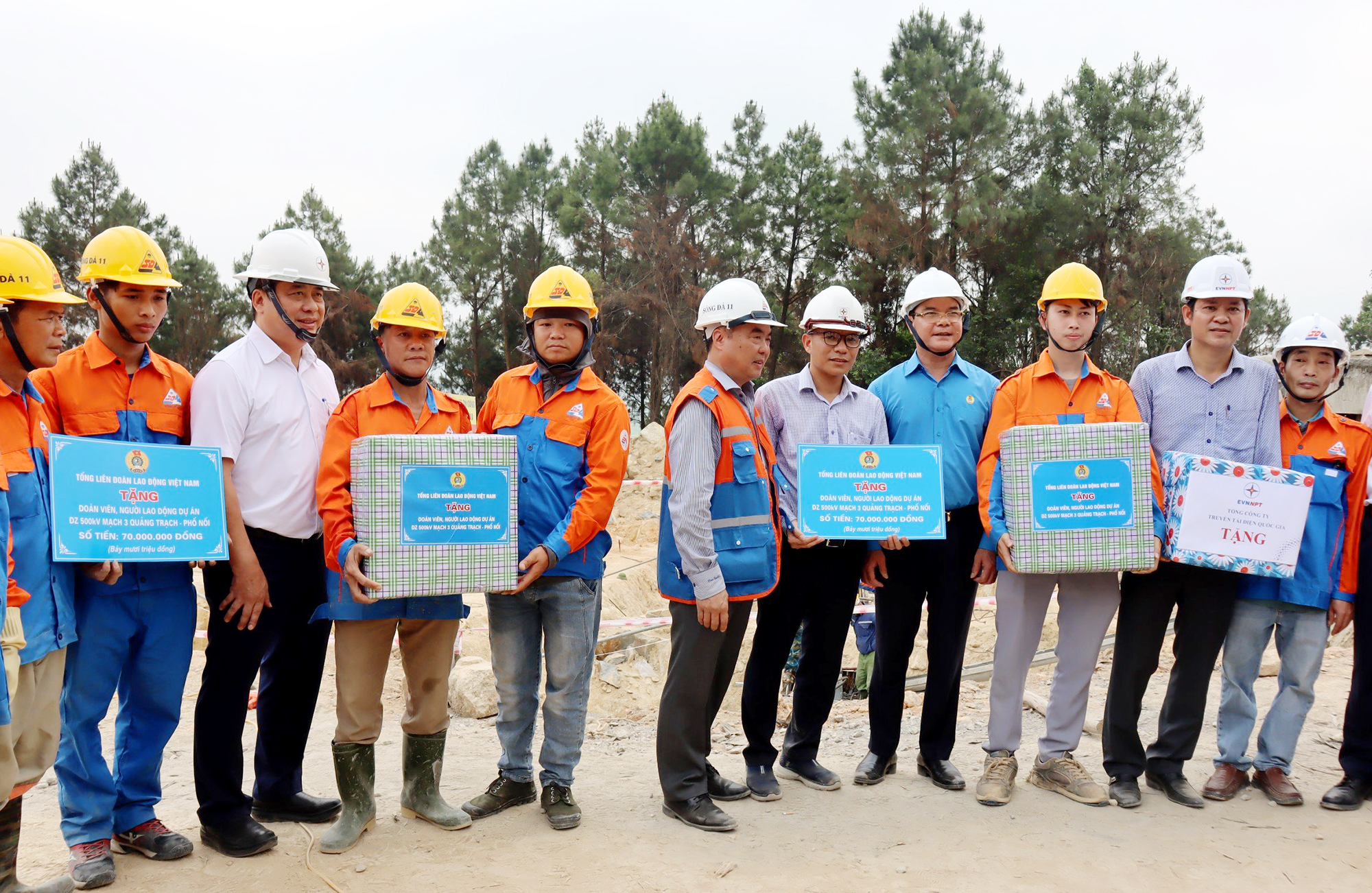 Chủ tịch Tổng Liên đoàn Lao động Việt Nam Nguyễn Đình Khang cùng các thành viên đoàn công tác tặng quà, động viên công nhân lao động trên công trường Dự án Đường dây 500kV mạch 3 tại xã Nghi Kiều, huyện Nghi Lộc