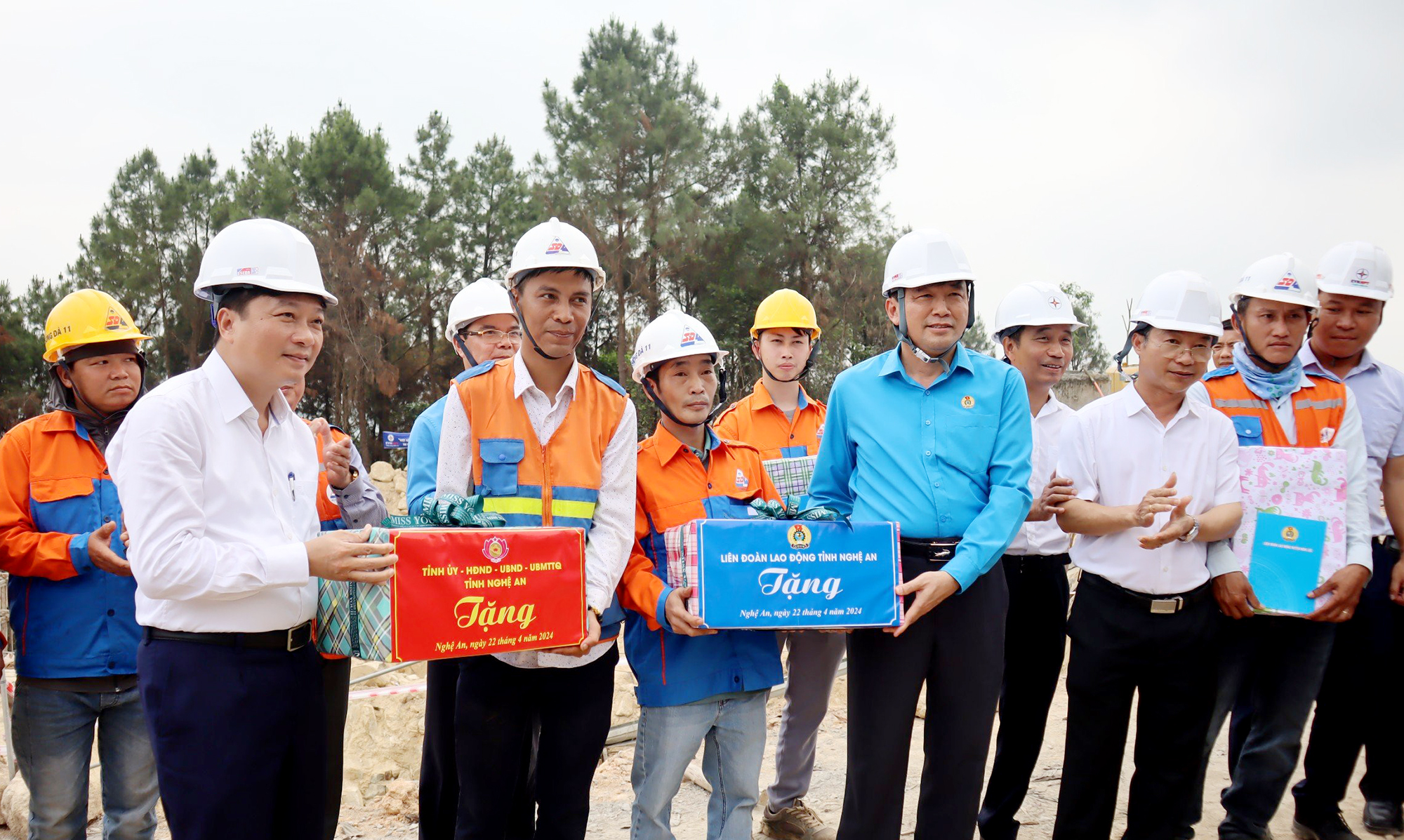 Phó Chủ tịch Thường trực UBND tỉnh Lê Hồng Vinh cùng các thành viên trong đoàn tặng quà, động viên công nhân lao động trên công trường