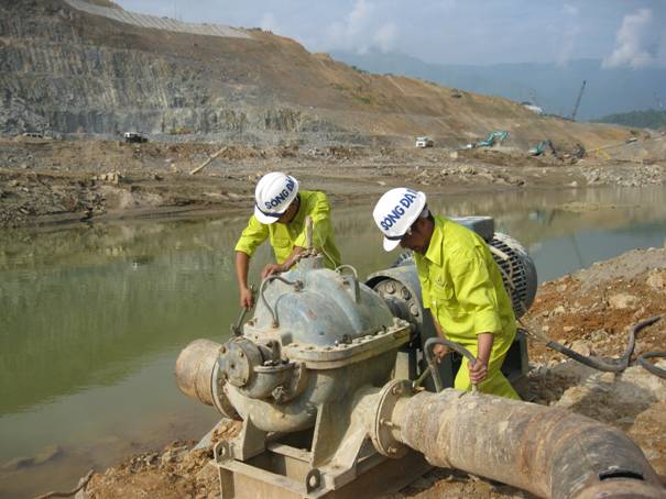 Đấu nối hệ thống bơm thoát nước hố móng công trình Thủy điện Lai Châu