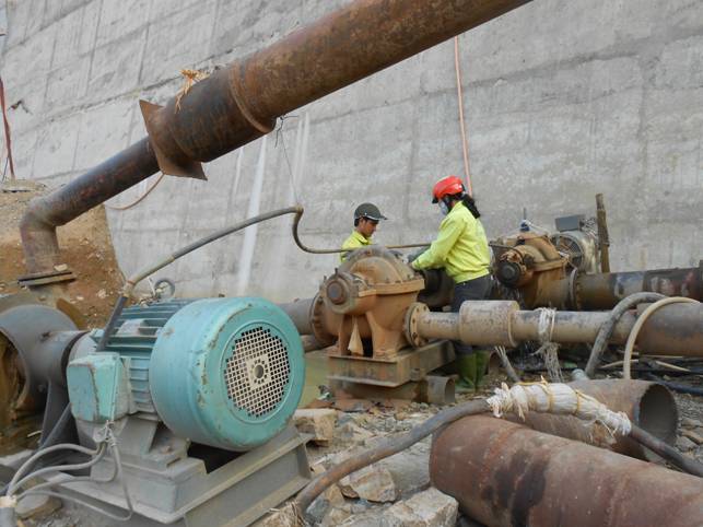 CNVH thuộc Chi nhánh Sông Đà 11.1 thao tác vận hành hệ thống bơm thoát nước phục vụ thi công hố móng nhà máy Thủy điện Lai Châu
