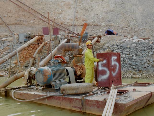 Vận hành hệ thống bơm thoát nước trên phao nổi phục vụ thi công hố móng nhà máy Thủy điện Lai Châu