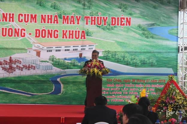đ/c Phạm Văn Tiến - TGĐ công ty CP thủy điện To Buông đọc báo cáo quá trình xây dựng cụm nhà máy thủy điện Tu Buông - Đông Khùa