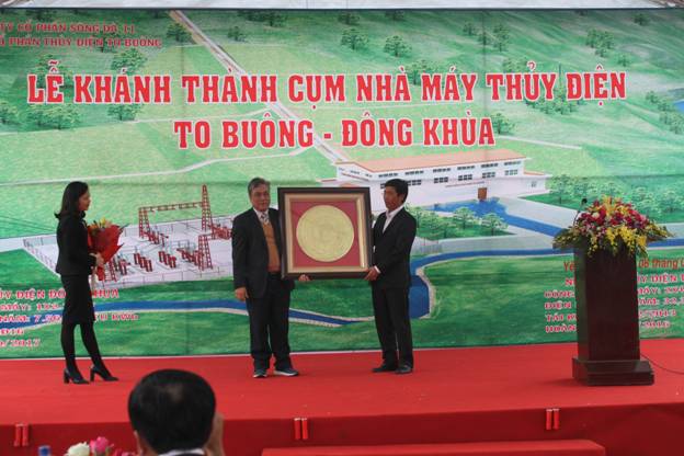 đ/c Phạm Văn Tiến nhận quà lưu niệm và hoa từ đối tác ngân hàng Agribank Láng Hạ và Vietcombank Gia Lai