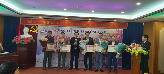 Ông Lê Văn Tuấn - Tổng GĐ Công ty cổ phần Sông Đà 11 trao bằng khen cho các cán bộ quản lý giỏi.
