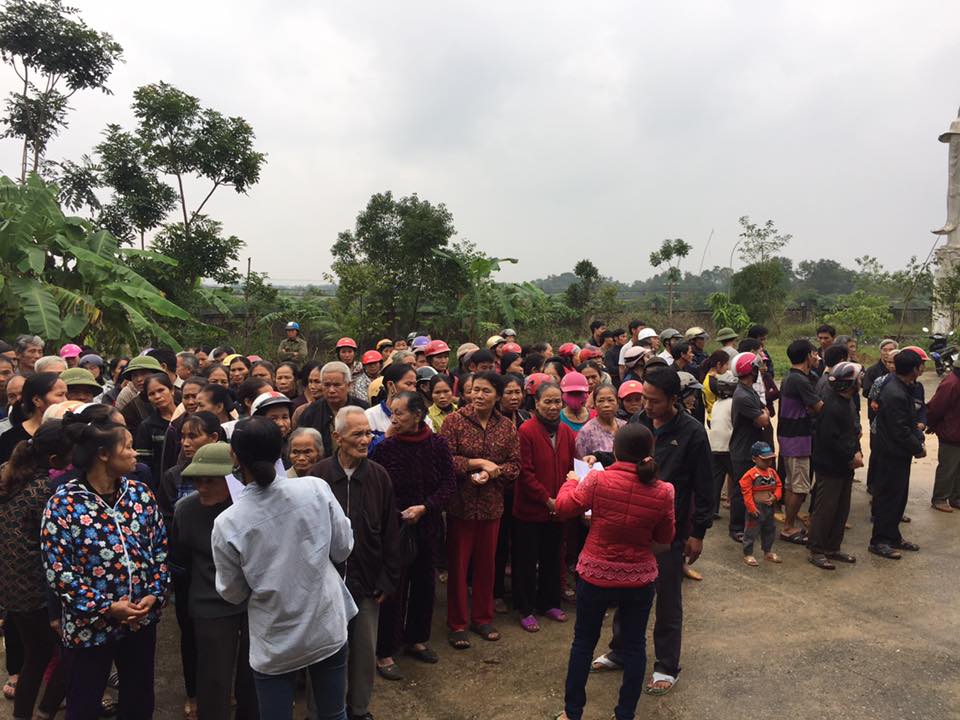 Sáng ngày 04/11/2016, đoàn đã tổ chức thăm hỏi và trao quà cho hơn 200 hộ dân có hoàn cảnh khó khăn và bị thiệt hại nghiêm trọng tại xã Hương Thủy, huyện Hương Khê, tỉnh Hà Tĩnh.