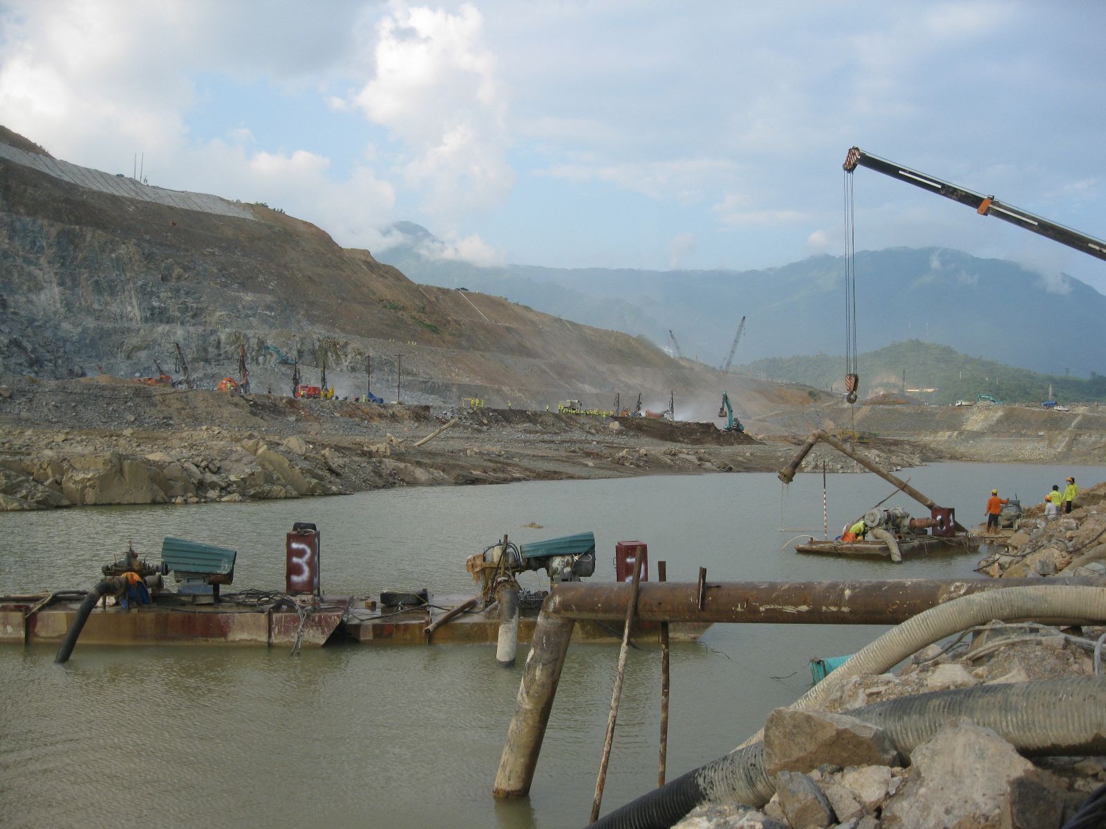 CBCNV Công ty cổ phần Sông Đà 11 đang vận hành hệ thống bơm phục vụ thoát nước hố móng NMTĐ Lai Châu