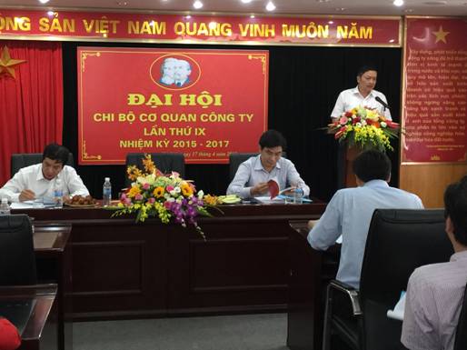 Đồng chí Nguyễn Hữu Hải - Bí thư Chi bộ trình bày báo cáo trước Đại hội