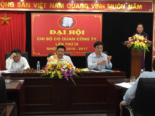 Đ/c Phạm Thị Thoa - Phó phòng Tổ chức - Hành chính trình bày tham luận đóng góp cho báo cáo của Đại hội