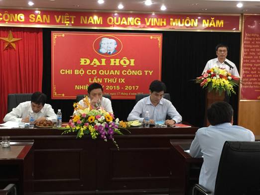 Đ/c Lương Bá Quang - Phó phòng Kỹ thuật - Cơ giới trình bày tham luận đóng góp cho báo cáo của Đại hội