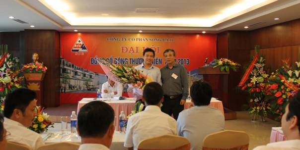 Ông Nguyễn Bạch Dương thay mặt Hội đồng Quản trị Công ty tặng hoa cho ông Đặng Anh Vinh nhận nhiệm vụ mới theo quyết định của Tổng Công ty
