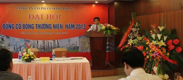 Ông Trần Văn Tuấn - Phó Tổng Giám đốc Tổng Công ty Sông Đà đại diện cho Cổ đông lớn phát biểu tại đại hội