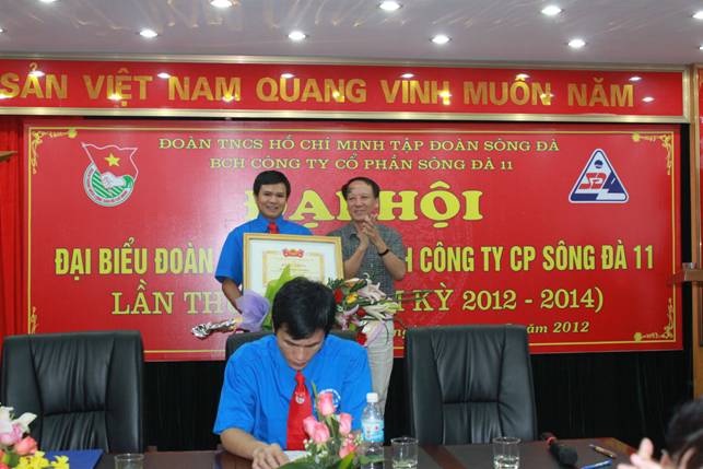 Đại diện Đoàn Thanh niên Công ty CP Sông Đà 11 nhận Bằng khen của TƯ Đoàn TNCS Hồ Chí Minh