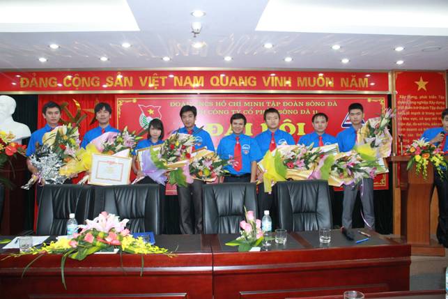 Các đoàn viên có thành tích xuất sắc trong công tác đoàn nhiệm kỳ VIII nhận Giấy khen của Đoàn Thanh niên Tập đoàn Sông Đà
