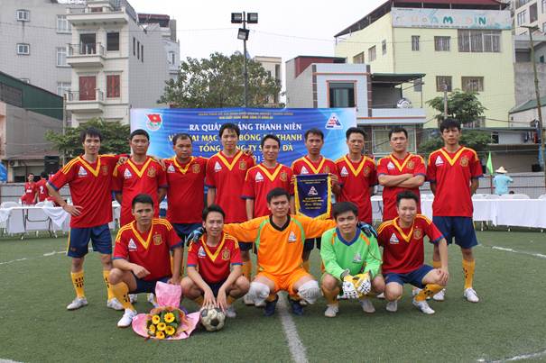 Đội bóng đá Thanh niên Sông Đà 11 trước trận khai mạc Giải bóng đá Thanh niên Sông Đà năm 2013 khu vực Hà Nội