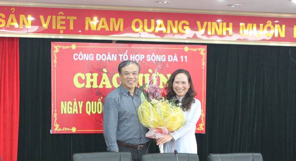 Lãnh đạo Công ty tặng hoa chúc mừng đại diện Phụ nữ Tổ hợp Sông Đà 11