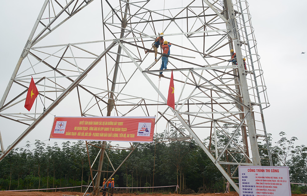 Công nhân Công ty CP Sông Đà 11 thi công đường dây 500kV mạch 3 tại huyện Bố Trạch, Quảng Bình