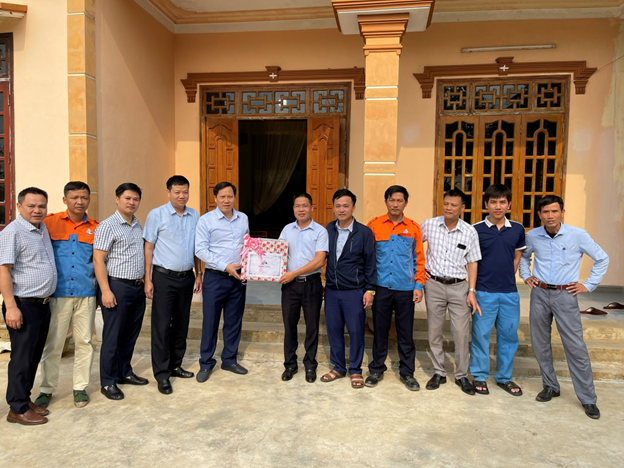 Tổng giám đốc Sông Đà 11 trao quà đến CBCNV-LĐ đơn vị nhà thầu thi công