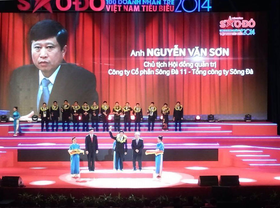 Đồng chí Nguyễn Văn Sơn - Chủ tịch HĐQT Công ty được vinh danh tại Lễ trao Giải thưởng Sao Đỏ năm 2014
