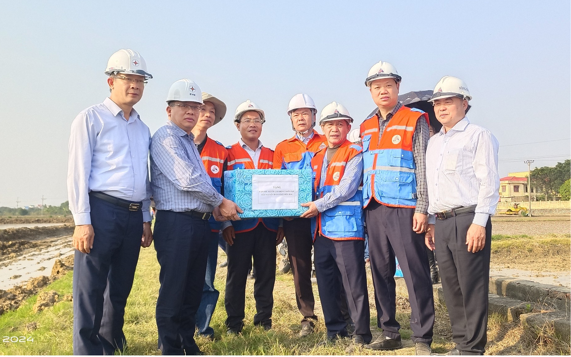 Lãnh đạo Tập đoàn Điện lực EVN kiểm tra và tặng quà CBCNV Công ty cổ phần Sông Đà 11 tại công trường