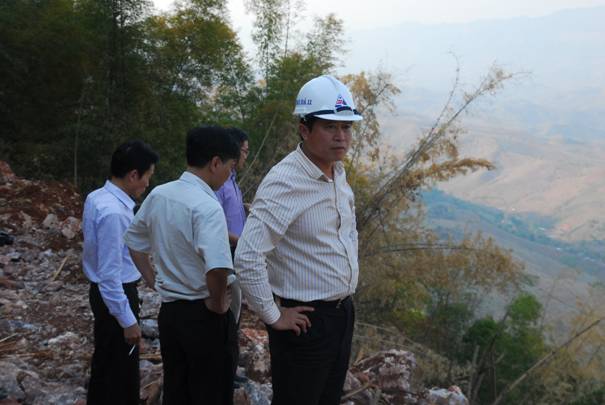Chủ tịch HĐQT Nguyễn Văn Sơn chỉ đạo thi công ngay trên đỉnh núi To Buông