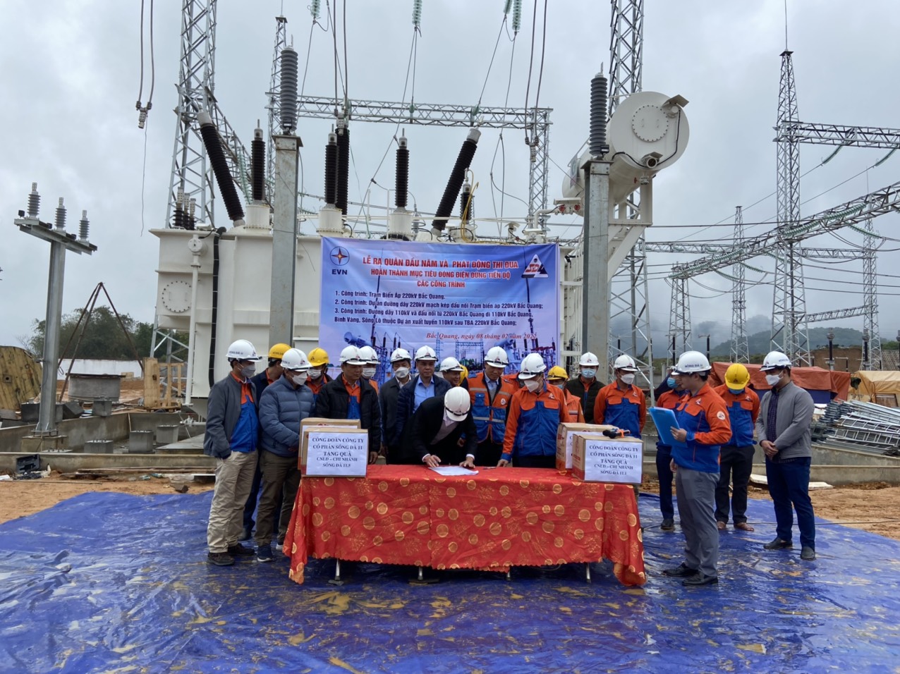 Contract signing ceremony to launch emulation at 220kV Bac Quang substation