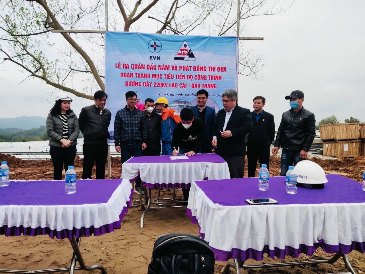 The signing ceremony of the contract to launch the emulation at the No. 1 position of the 220kV Lao Cai - Bao Thang transmission line project