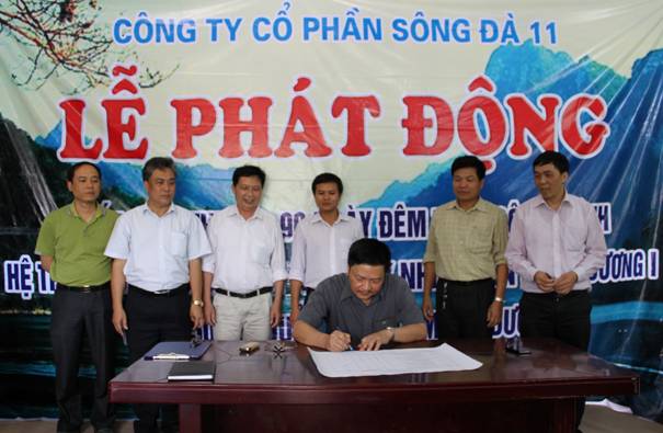 Đồng chí Nguyễn Hữu Hải đại diện Ban Tổng Giám đốc Công ty ký cam kết