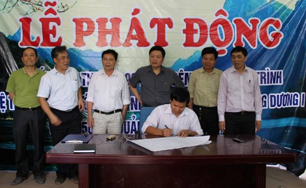 Đồng chí Vũ Công Uẩn đại diện Đoàn Thanh niên Công ty ký cam kết